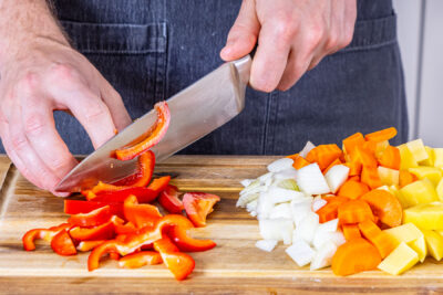 Paprika in Streifen schneiden