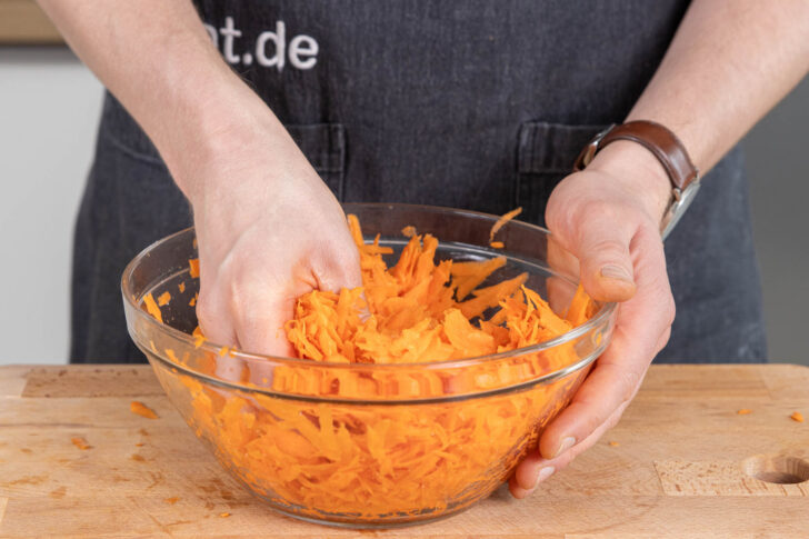 Karottensalat durchkneten