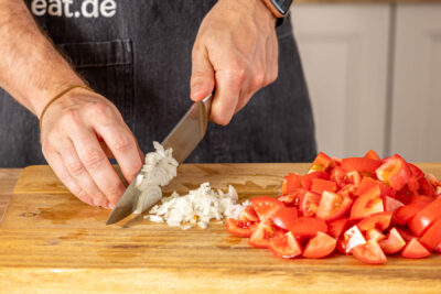 Zwiebeln und Tomaten schneiden