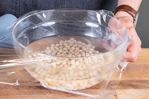 Kichererbsen abdecken und im Kühlschrank quellen lassen