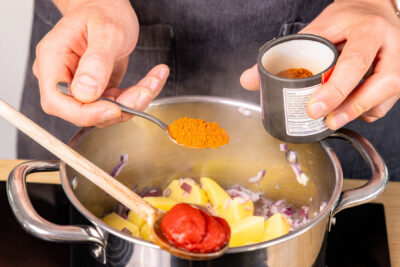 mit Harissa und Tomatenmark würzen