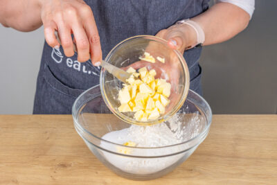 Butter in Mehlmischung geben