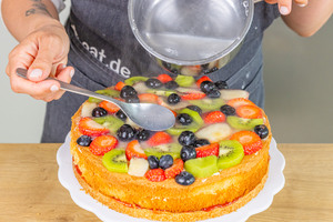 Tortenguss auf Torte gießen