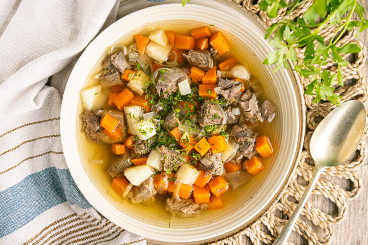 klassische Rindfleischsuppe