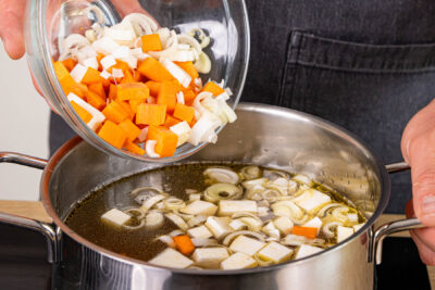 Einlage zur Rindersuppe geben