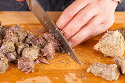Suppenfleisch in Würfel schneiden