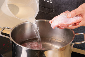 Rindfleisch und Knochen kochen