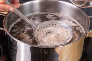 Schaum und Eiweiß abschöpfen