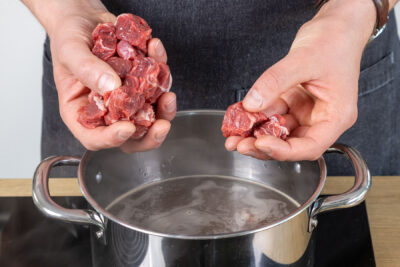 Fleisch in die Brühe geben