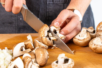 Champignons putzen und kleinschneiden