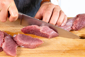 Schweinefilet in Scheiben schneiden