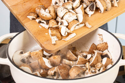 Zwiebeln, Knoblauch und Champignons anbraten