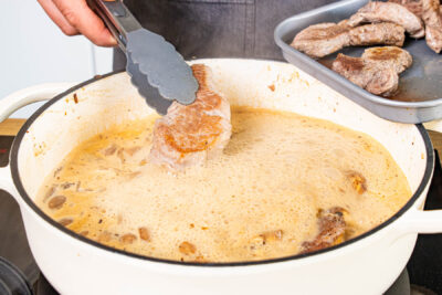 Fleisch zurück in die Soße geben