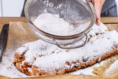 Marzipan-Quark-Stollen zuckern