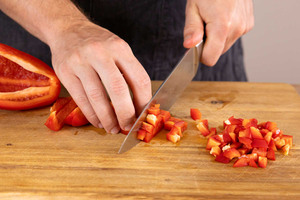 Paprika in Stücke schneiden.