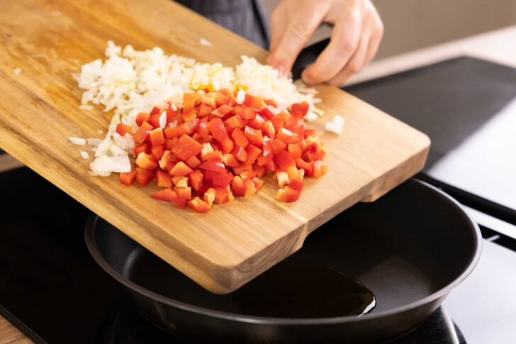 Paprika und Zwiebel anbraten.