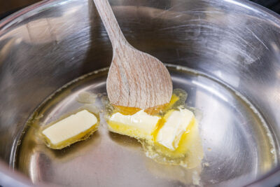 Butter im Topf auslassen