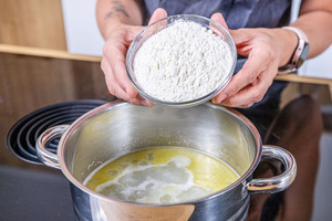 Mehl zur flüssigen Butter geben