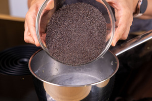 Mohn zur Milch in den Topf geben