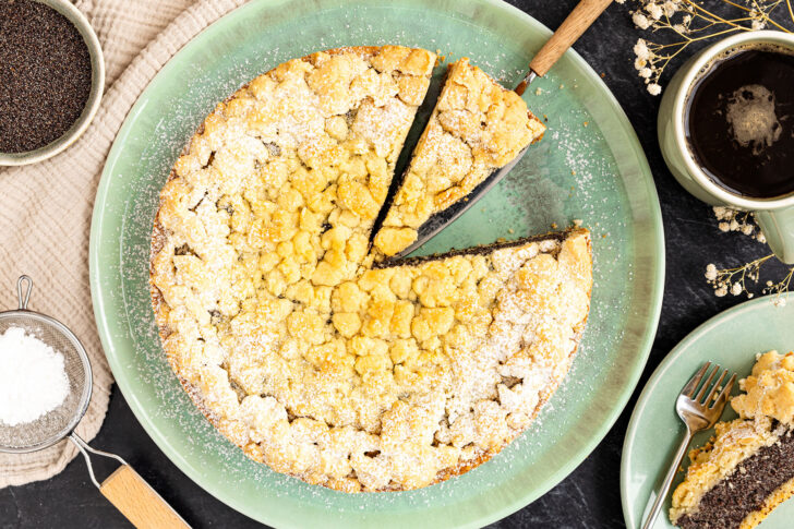 Mohnkuchen mit Mohnback Vogelperspektive