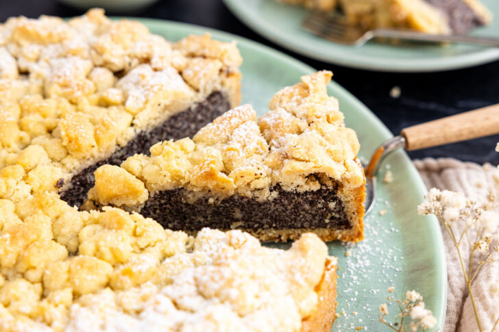 Stück Mohnkuchen mit Mohnback raus heben