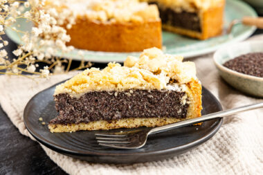 ein Stück Mohnkuchen mit Mohnback frontal
