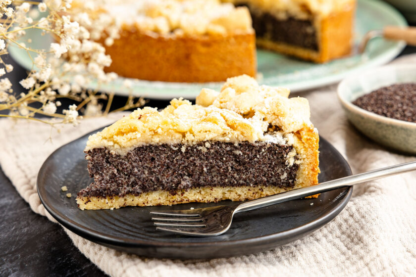 ein Stück Mohnkuchen mit Mohnback frontal