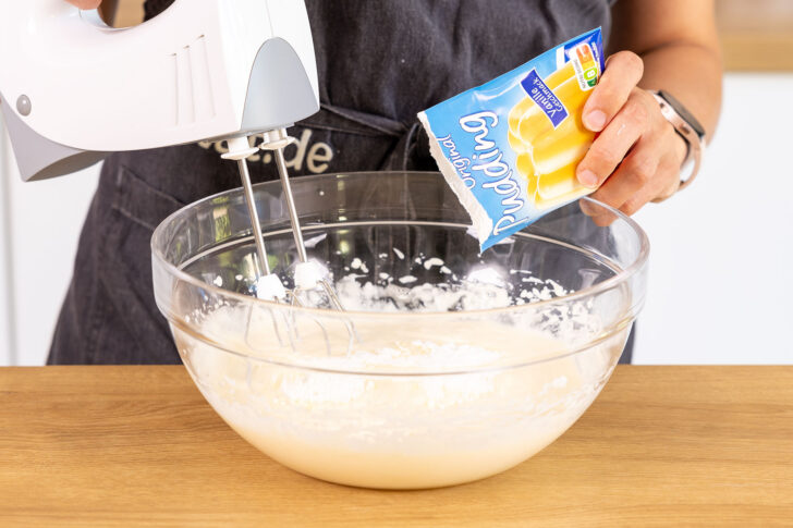 Puddingpulver zur Füllung geben