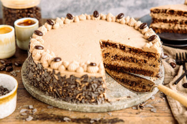 Fertige Mokkatorte mit Buttercreme
