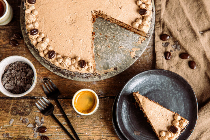 Mokkatorte mit Buttercreme servieren