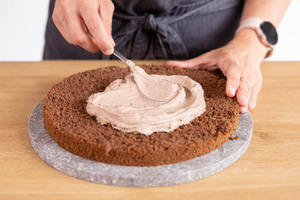 Unteren Boden mit Creme bestreichen