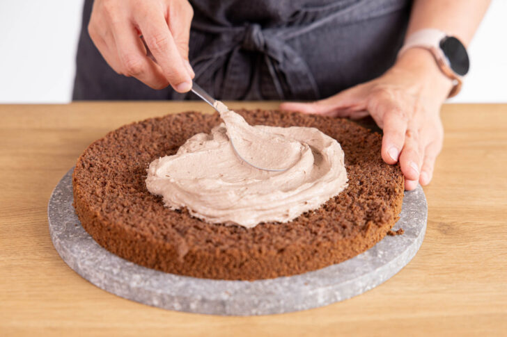 Unteren Boden mit Creme bestreichen