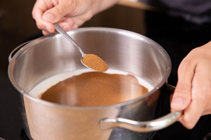 Instant Espressopulver in den Topf geben