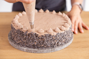 Mokkatorte mit Buttercreme dekorieren