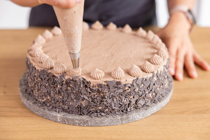 Mokkatorte mit Buttercreme dekorieren