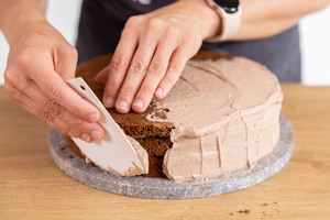 Mokkatorte mit Buttercreme einstreichen