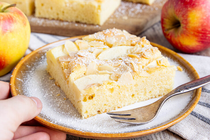 Ein Stück von Omas Apfelkuchen vom Blech