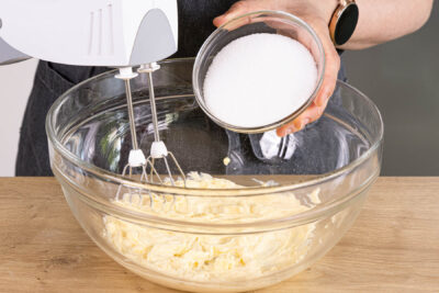 Butter, Zucker, Vanillezucker und Salz aufschlagen