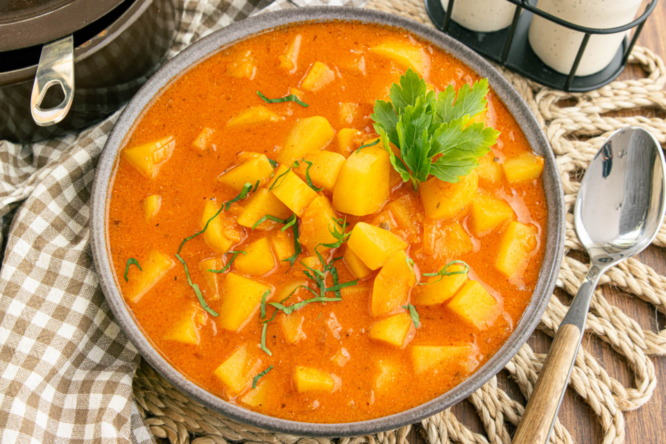 Omas vegetarisches Kartoffelgulasch | Rezept