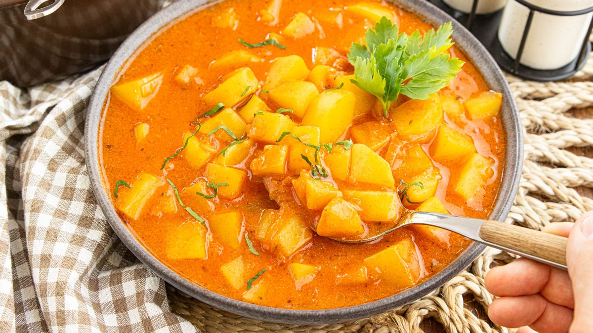 Omas vegetarisches Kartoffelgulasch | Rezept