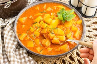Omas vegetarisches Kartoffelgulasch essen