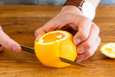 Orangenschale abschneiden