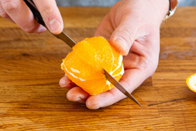 Orangenfilet keilförmig herausschneiden