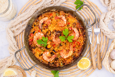 Paella mit Meeresfrüchten mit Zitrone verfeinern
