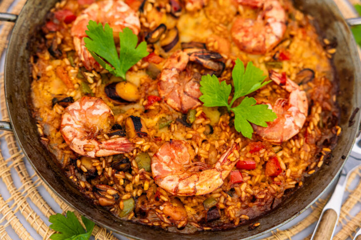 Paella mit Meeresfrüchten servieren