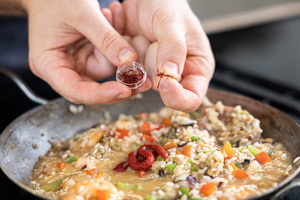 Paella mit Safran verfeinern