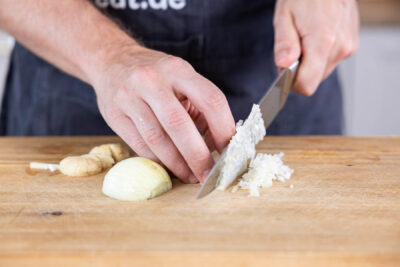 Zwiebel und Knoblauch würfeln