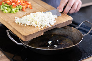Zwiebel- und Knoblauchwürfel anbraten