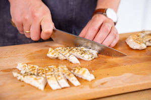 gegrillte Hähnchenbrust schneiden