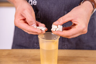 Hefe in Wasser auflösen